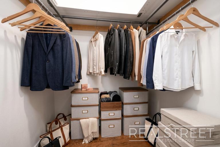 Building Photo - Renovated Giant Prewar 1 bedroom in Brooklyn Heights!