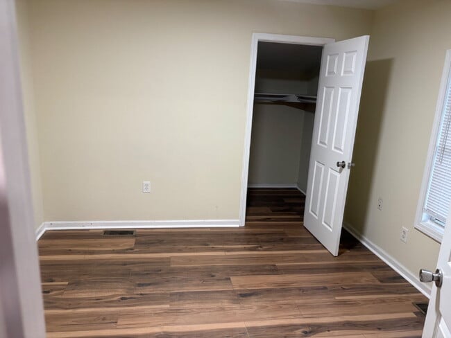 Building Photo - Recently Updated 2 bedroom / 1 bathroom ho...