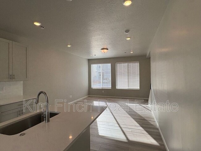 Building Photo - 56 E Portico Ln