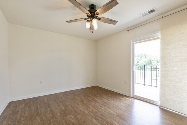 Building Photo - End Unit Townhome | Washer/ Dryer Included...