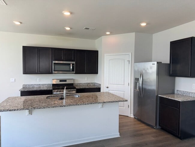 Building Photo - Great 3BR Home