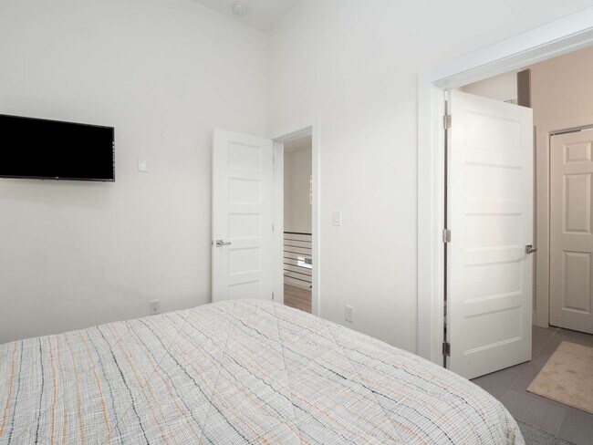 3rd floor bedroom (guest) - 1371 Lyle Ave