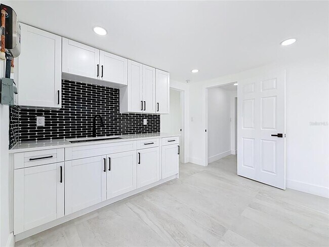 Building Photo - 2472 Tradewinds Dr