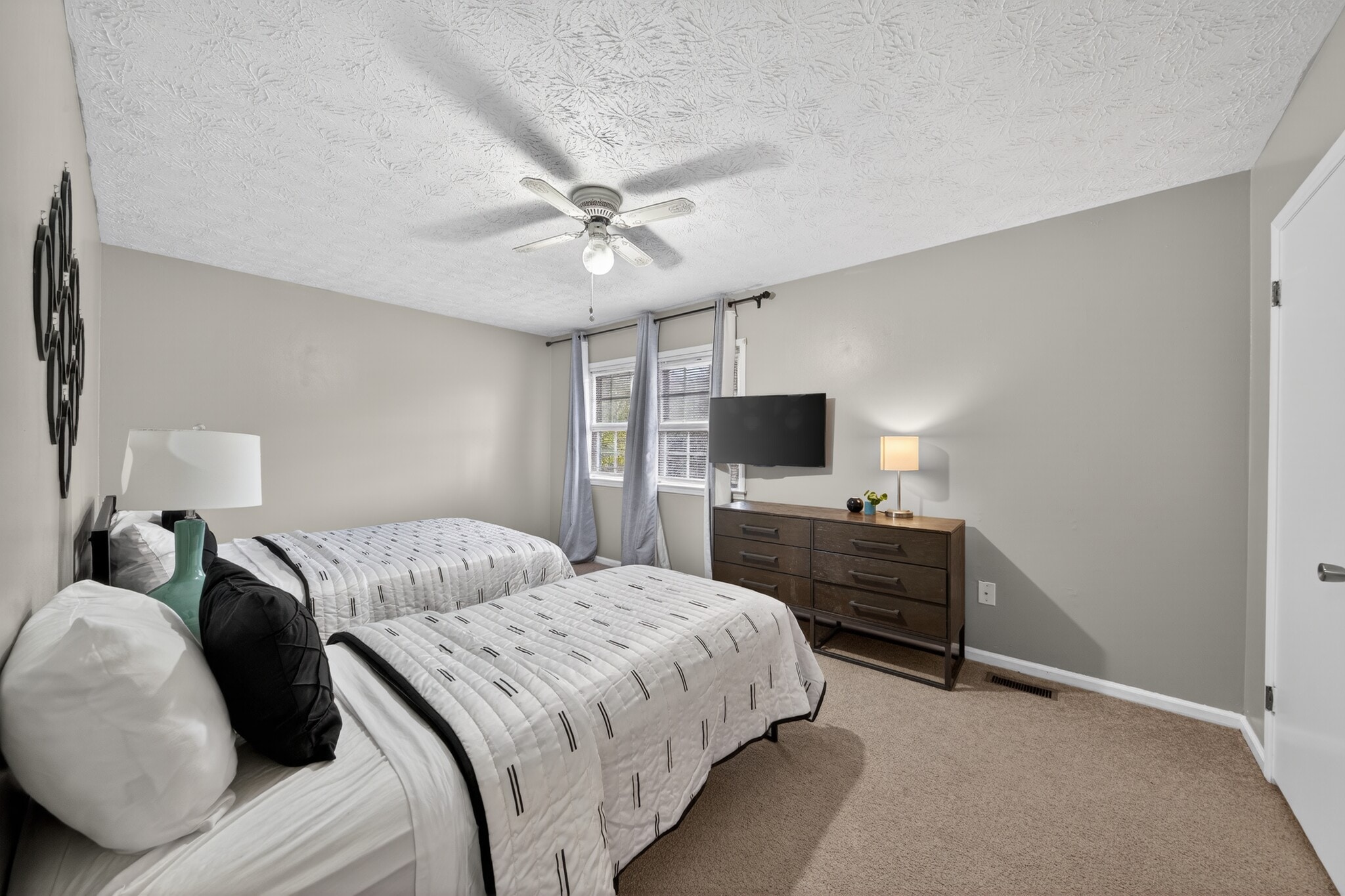 Building Photo - 534 Oak Meadow Ln