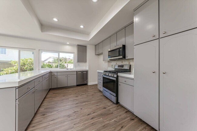 Building Photo - Spacious Single-Family Home with Yard!