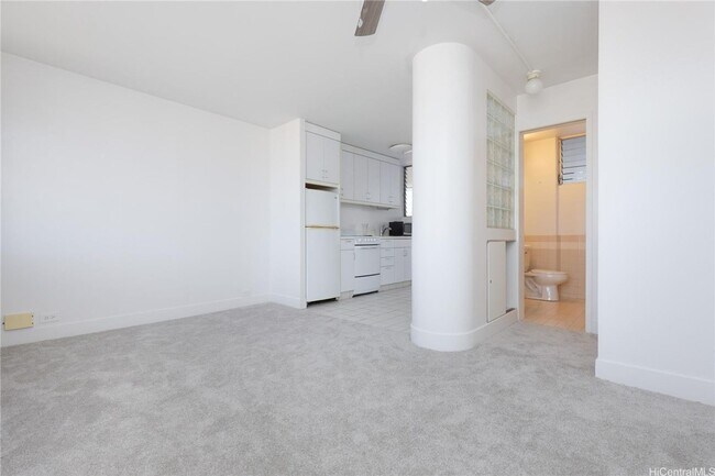 Building Photo - Nice and cozy studio with a washer dryer in unit.