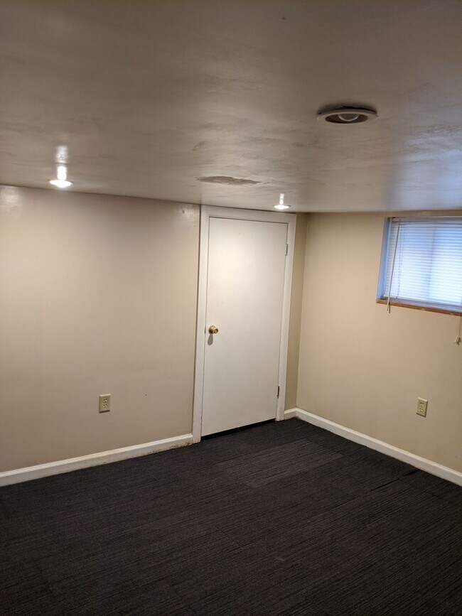 Building Photo - South Oakland renovated apartment