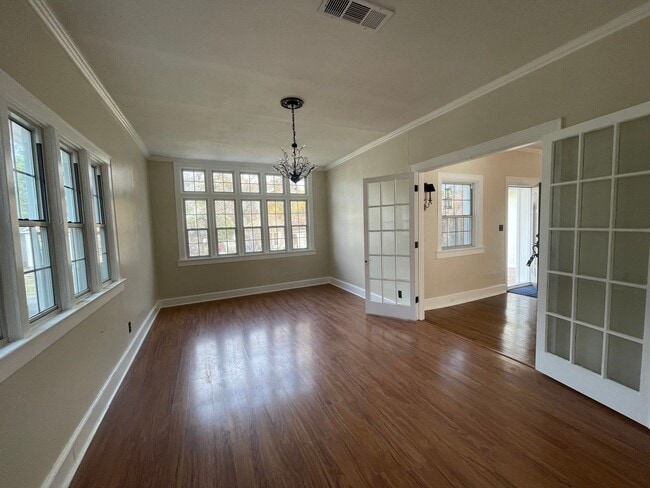 Building Photo - Highland Charmer! Come see Today!