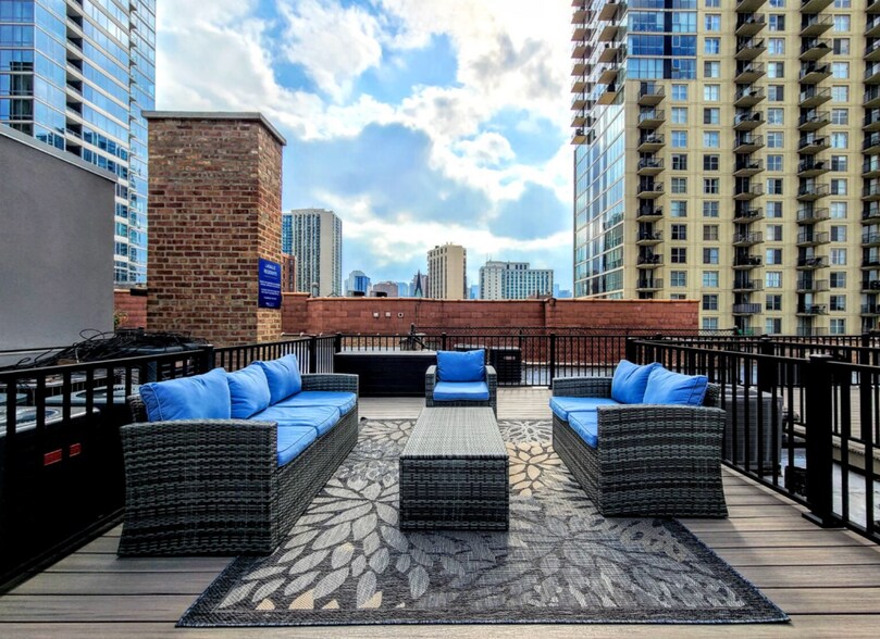 Building Photo - 1225 N La Salle Dr