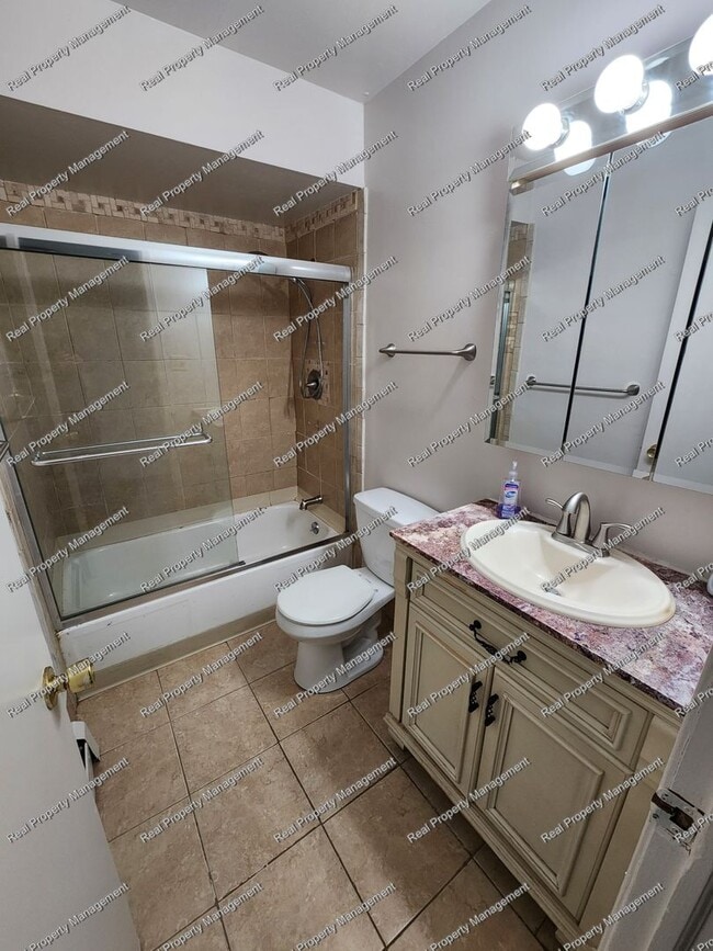 Building Photo - Clean 2 Bedroom 1 Bath Unit