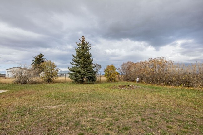 Building Photo - COUNTRY LIVING - 3 Bed 1 Bath with a 1 sta...
