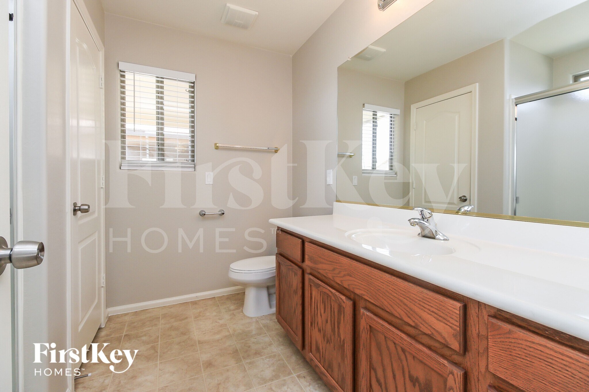 Building Photo - 1742 E Leslie Ave