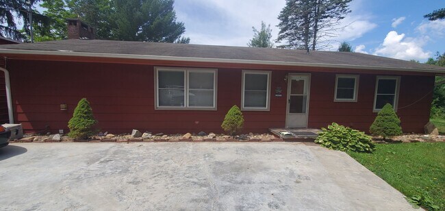 Building Photo - 3/1.5 in Vilas; Easy Access and Close to Boone!