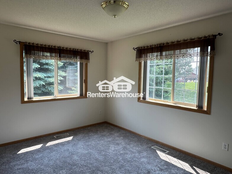 Building Photo - 2163 Cleveland Way S
