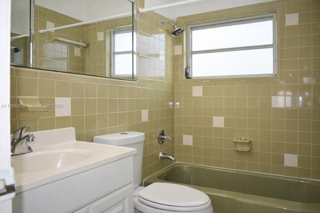 Building Photo - 1100 NE 9th Ave