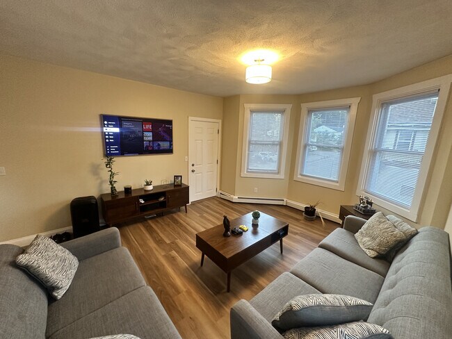 Building Photo - 81 Ledge St