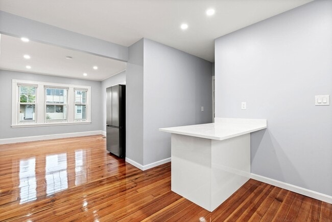 Building Photo - 279 Belmont St