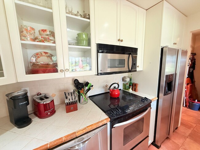 Building Photo - Charming Fully Furnished 1-Bedroom Condo with Pool Access in Carpinteria