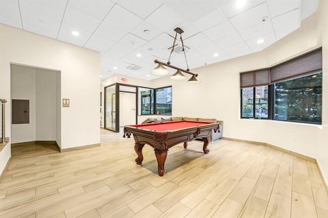 Building Photo - 45 River Dr S