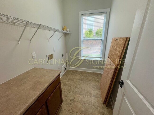 Building Photo - Move-In Ready Family Home. Prime Location, Updated Features