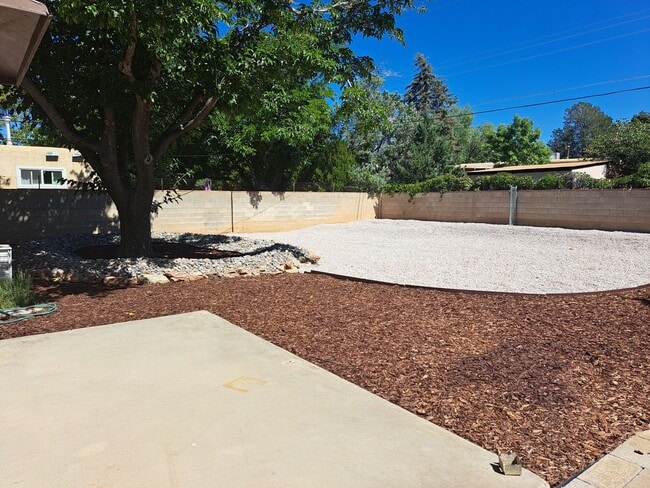 Building Photo - 3 BED 2 BATH SINGLE FAMILY HOME IN *CONVENIENTLY* LOCATED ALBUQUERQUE NEIGHBORHOOD!