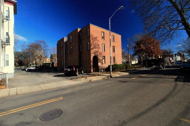 Building Photo - 524 Putnam Ave