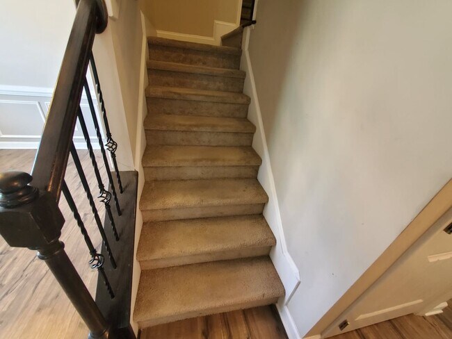 Building Photo - 4 bedroom available for move in August 1st...