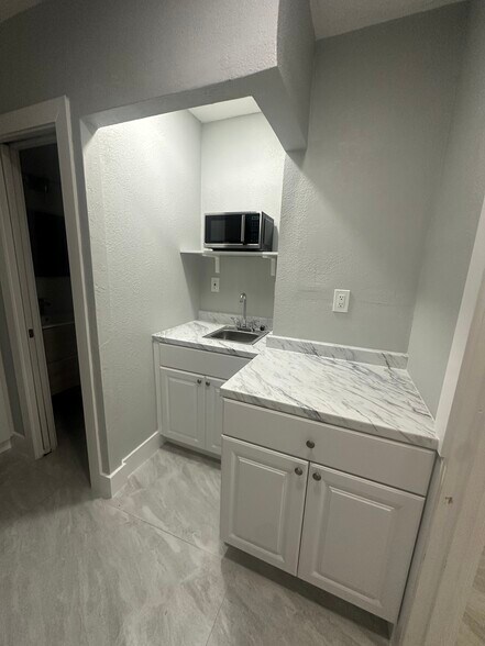 Building Photo - 4942 SW 140th Ave