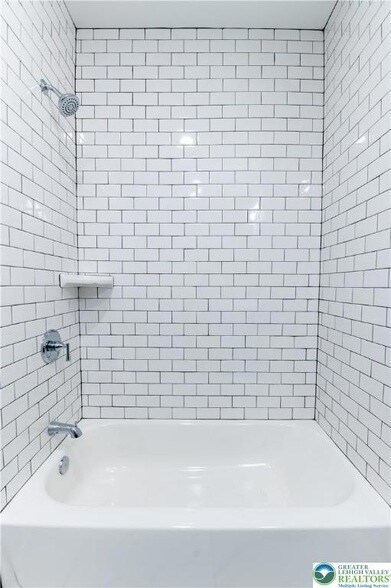 Building Photo - 948 N Front St