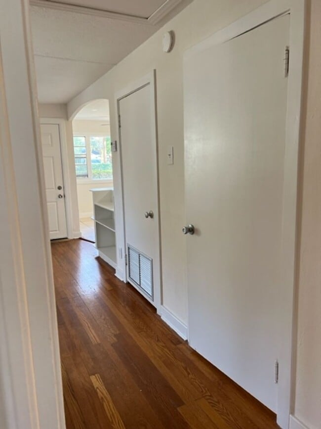 Building Photo - 1208 Cloverlawn Ave