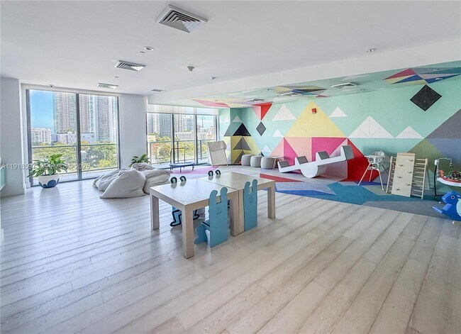 Building Photo - 121 NE 34th St