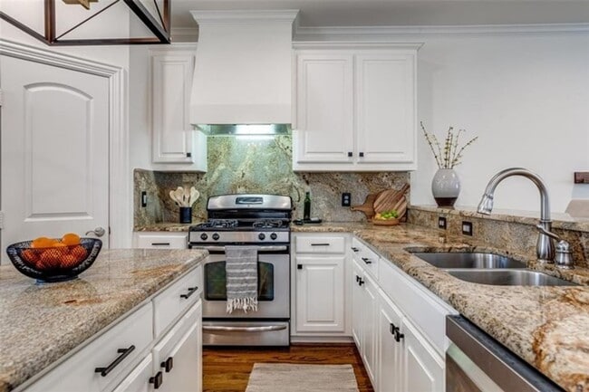 Building Photo - 3 bed 3.1 bath minutes from HPHS