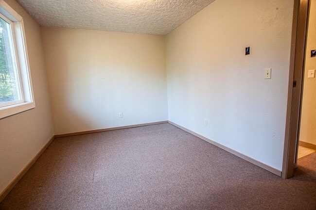 Building Photo - 95 Rattlesnake Rd