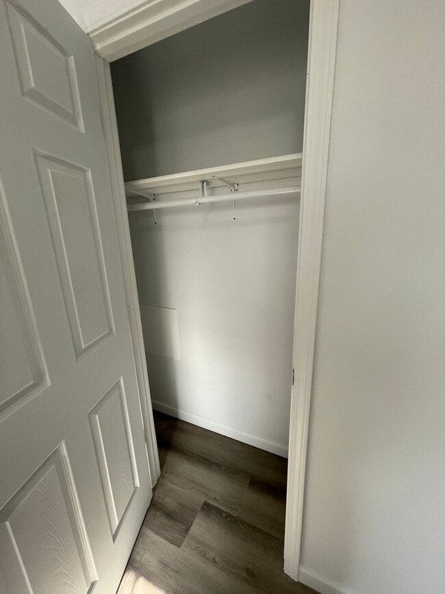 Building Photo - Available Now 2 bedroom 1 bath home