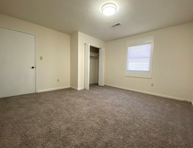 Building Photo - Townhouse style 4bed, 2bath duplex in Cul-...