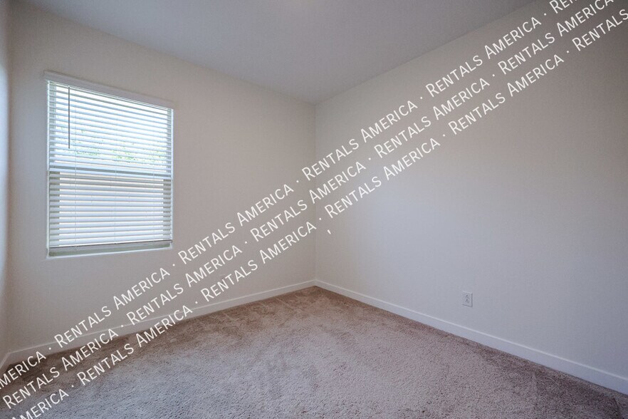 Building Photo - 9718 E Tahoe Ave