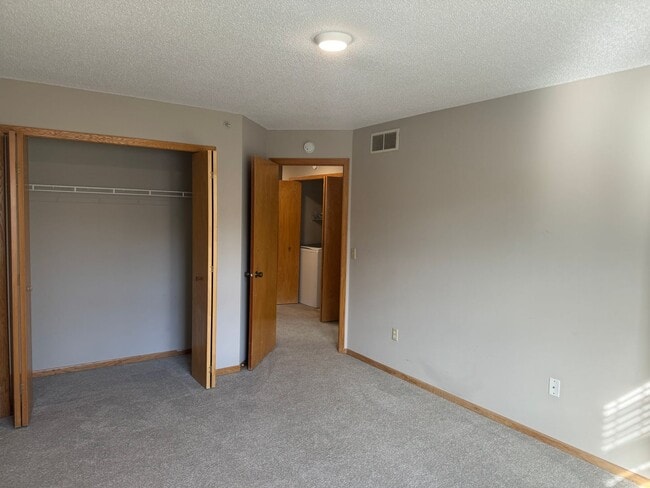 Building Photo - Beautiful Townhome with Private Patio, Gas...