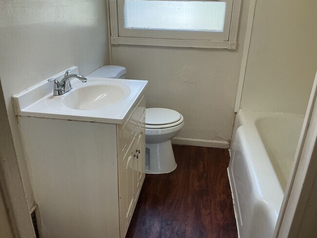 Building Photo - 2 bedroom single family home