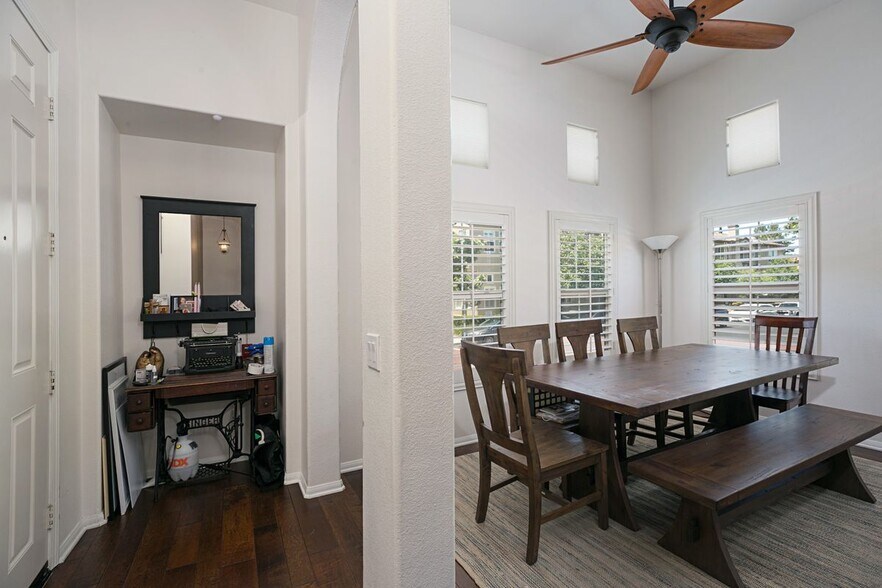 Building Photo - 13325 Via Costanza