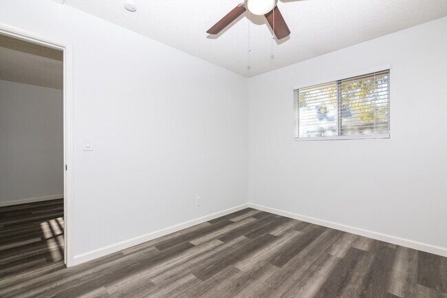 Building Photo - Granada Suites