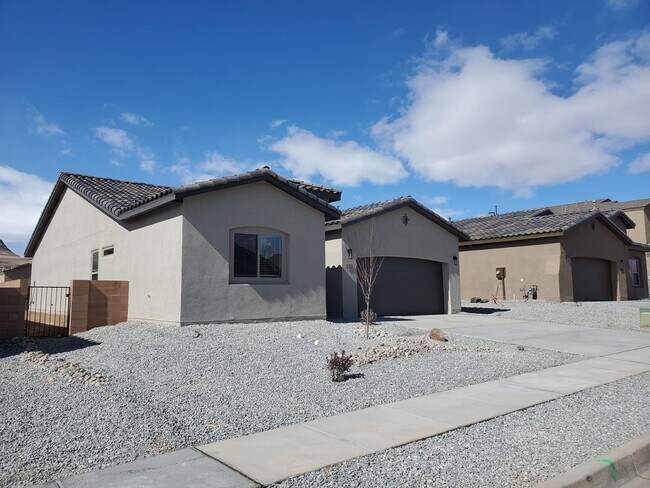 Building Photo - Los Lunas 3 bedroom! Tile Throughout! Refrigerated Air! Spacious living area