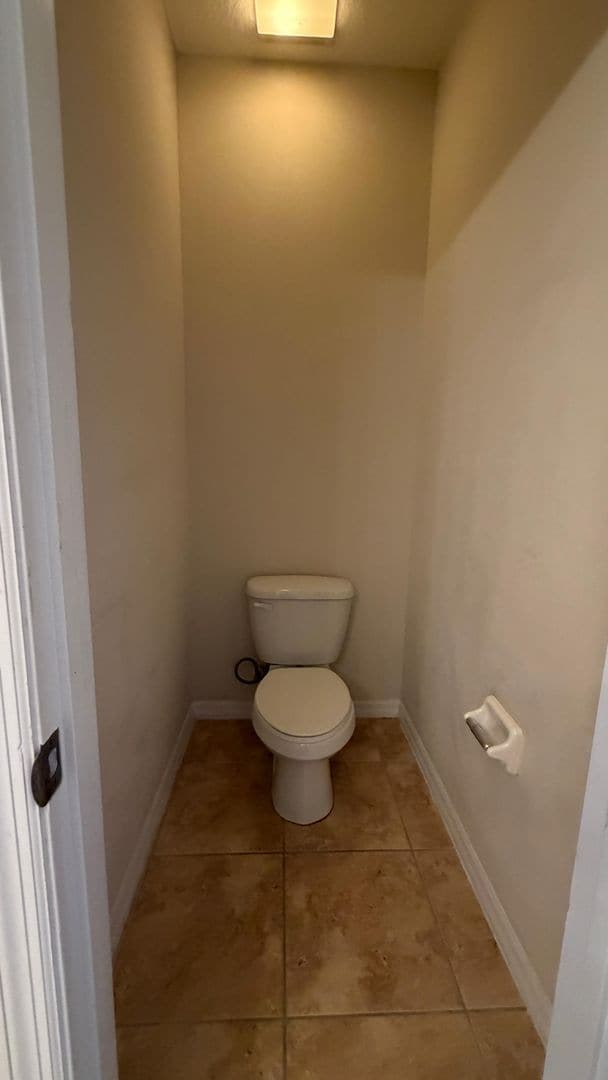 Building Photo - Beautiful 2 bed & 2.5 bath townhome