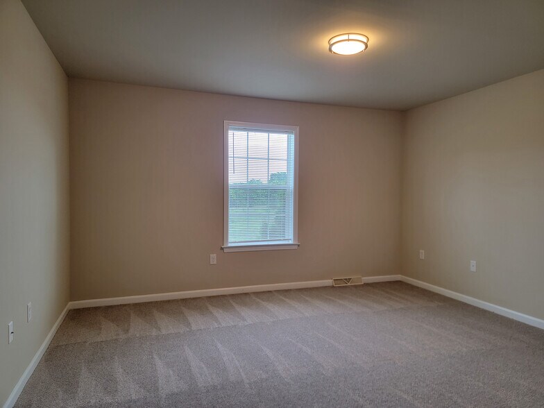 Building Photo - 27 Beech Ct