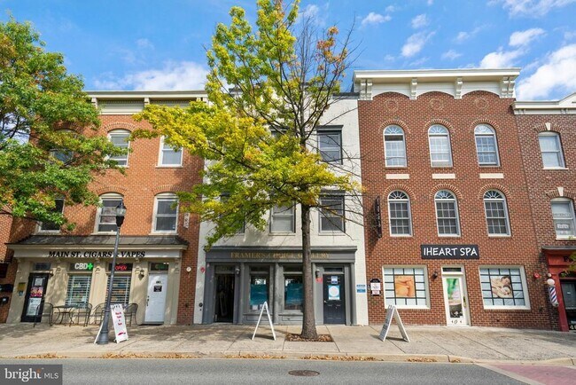 Building Photo - 402 Main St