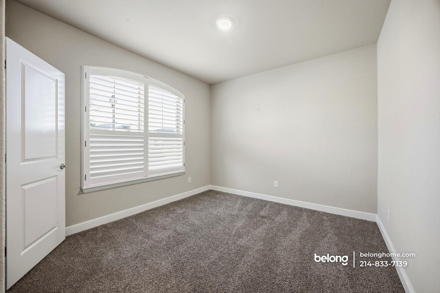 Building Photo - 1832 Chamaeleon Dr