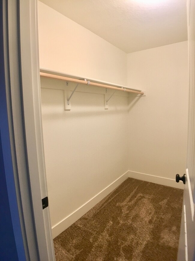 Building Photo - Spacious 3br/3.5ba House with Garage & AC in South Tabor Neighborhood