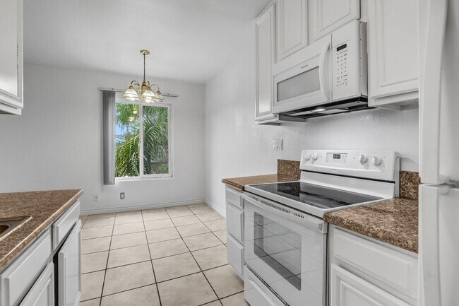 Building Photo - Upstairs 1 Bedroom Condo w/ Parking - Fresh Paint & Carpet!