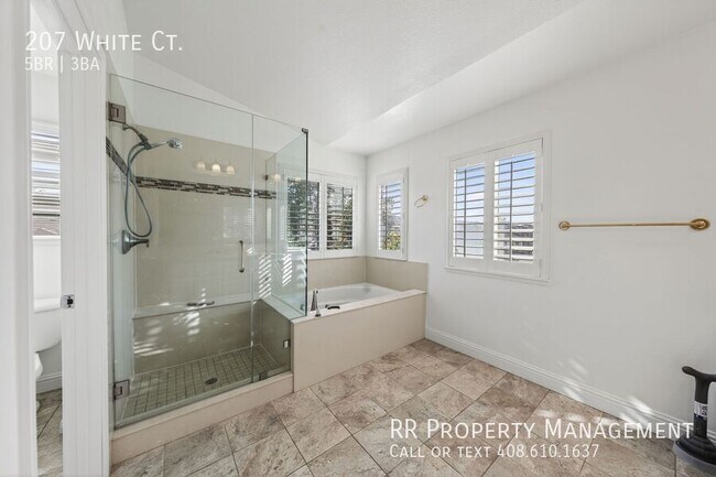 Building Photo - 207 White Ct