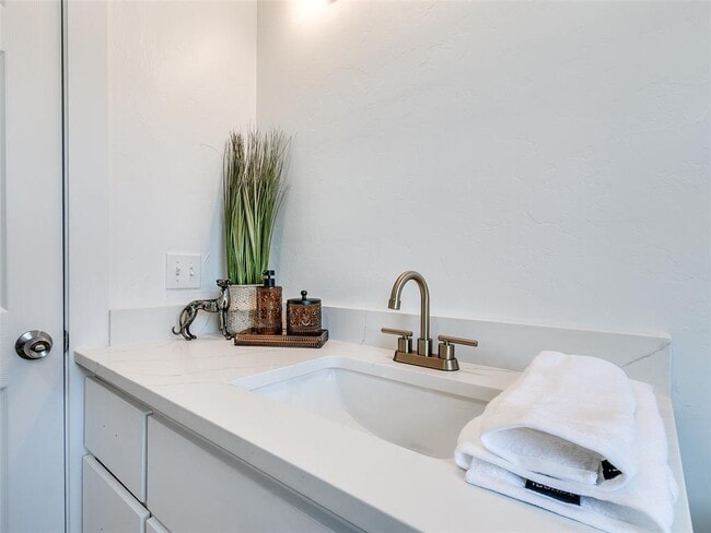 Building Photo - 1215 NW 8th St