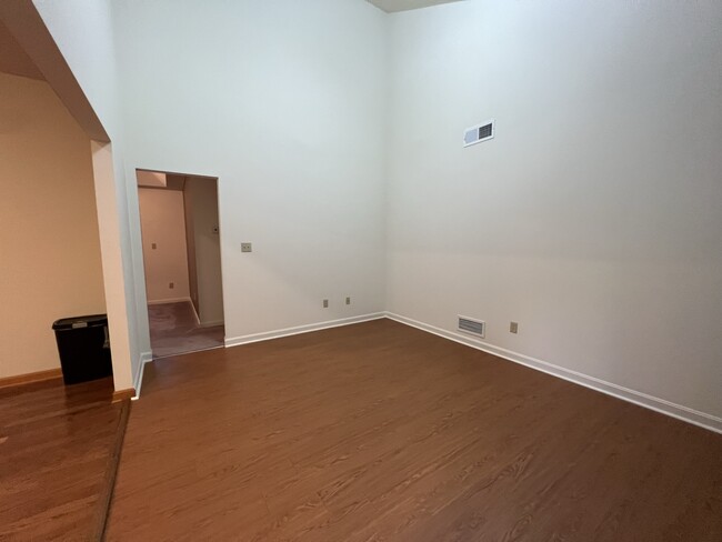 Bonus room/den - 106 Trotter Ln